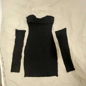 Tub Klänning  - Tub/ bandeau klänning med ärmar
