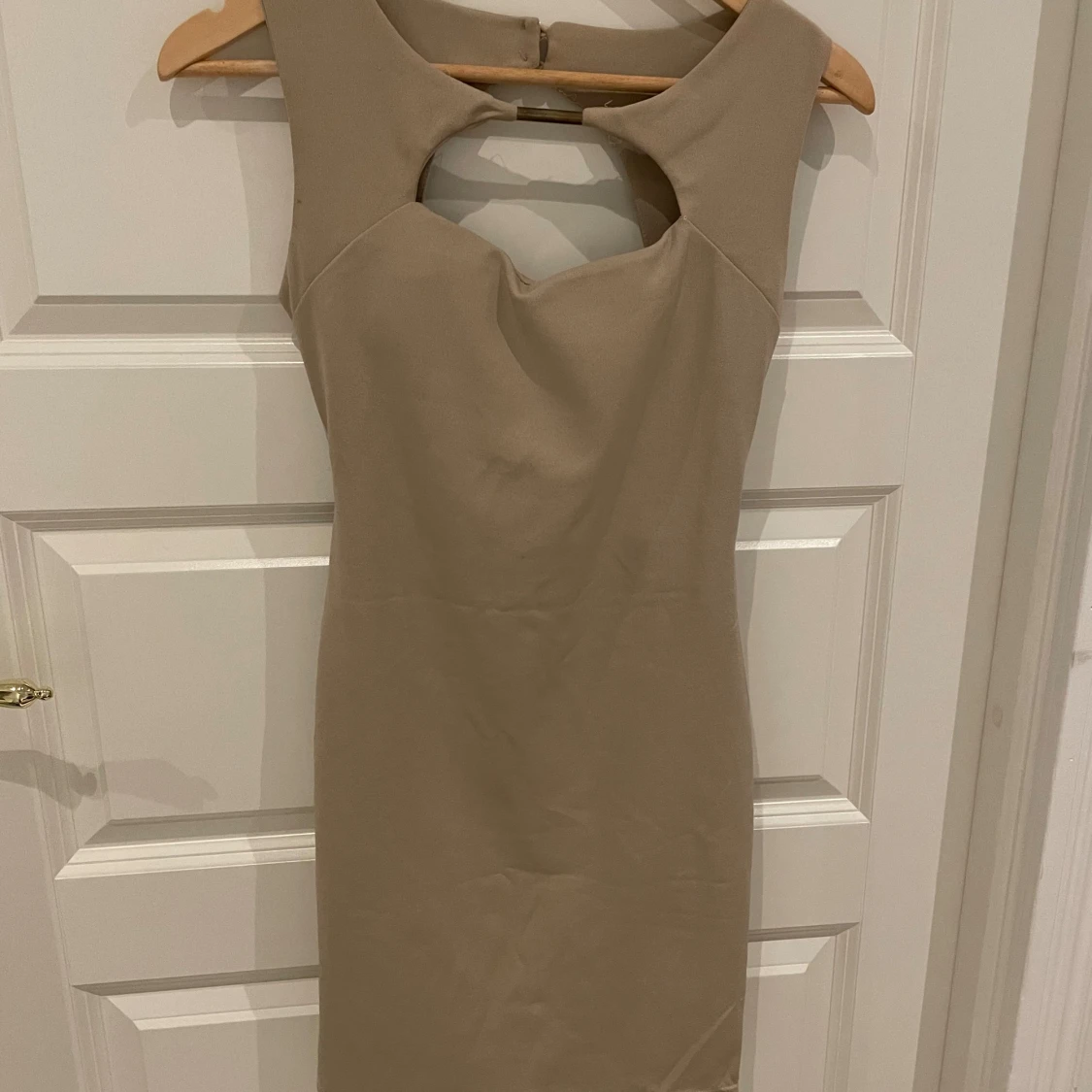 Beige ärmlös klänning med öppen rygg