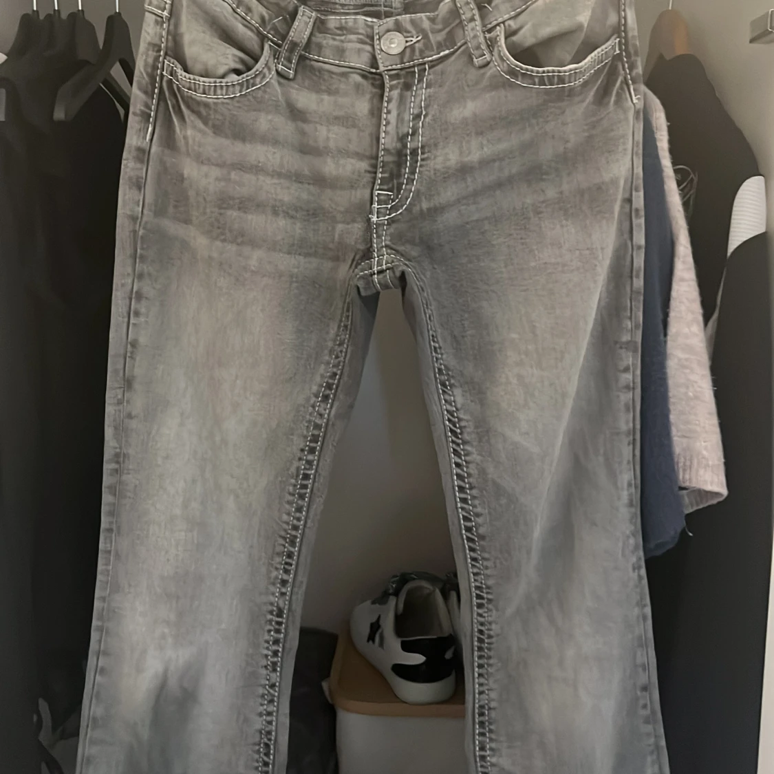 Säljer mina gråa jeans då dom aldrig kommer till användning  - 91