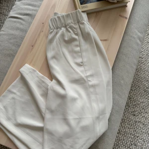 Vita byxor - Vita raka byxor ankellängd med resår i midjan, xs. Mycket bra skick och knappt genomskinliga alls.