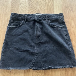 Svart jeanskjol  - En svart jeanskjol ifrån Mango i storlek s🫶🏻