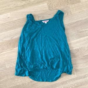 Linne från indiska  - Jättefint linne som jag har växt ur. Det blå ut på bilden men är egentligen mer åt det gröna hållet. Storlek xs. Går att diskutera priset 