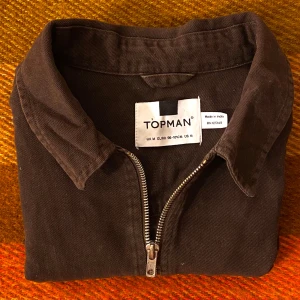 Brun Overshirt/Överskjorta - Toppman - Storlek M, passar S och M  Skick 7/10  Riktigt stilren Overshirt/Överskjorta som använts med mycket omtycke 