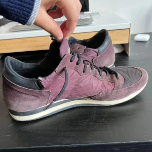 Philipe model trainers  - Hej. Jag säljer nu dessa riktigt snygga phillipe modelsen i färg vinröd Skicket är 6/10 p.g.a ett litet skär på innersidan av skon pris går att diskutera som är satt på 1599 tveka inte på att höra av er. 