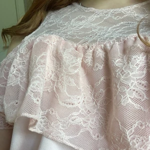 Rosa spetstopp - Rosa spetstopp med volang, bra skick💞