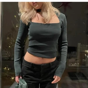 Zara topp - Säljer denna jätte fina topp från zara. Den sitter jätte fint på säljer endast för den inte kommer till användning. Köpare står för frakten💕