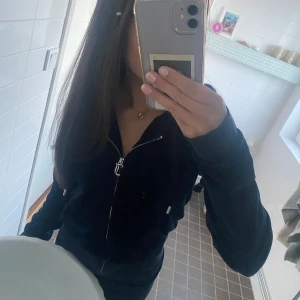 juicy courture zip up - säljer min fina juicy zip up i marinblå💓 storlek xxs men passar definitivt xs och s om man vill ha den tajt, även super bra skick. pris kan diskuteras💓