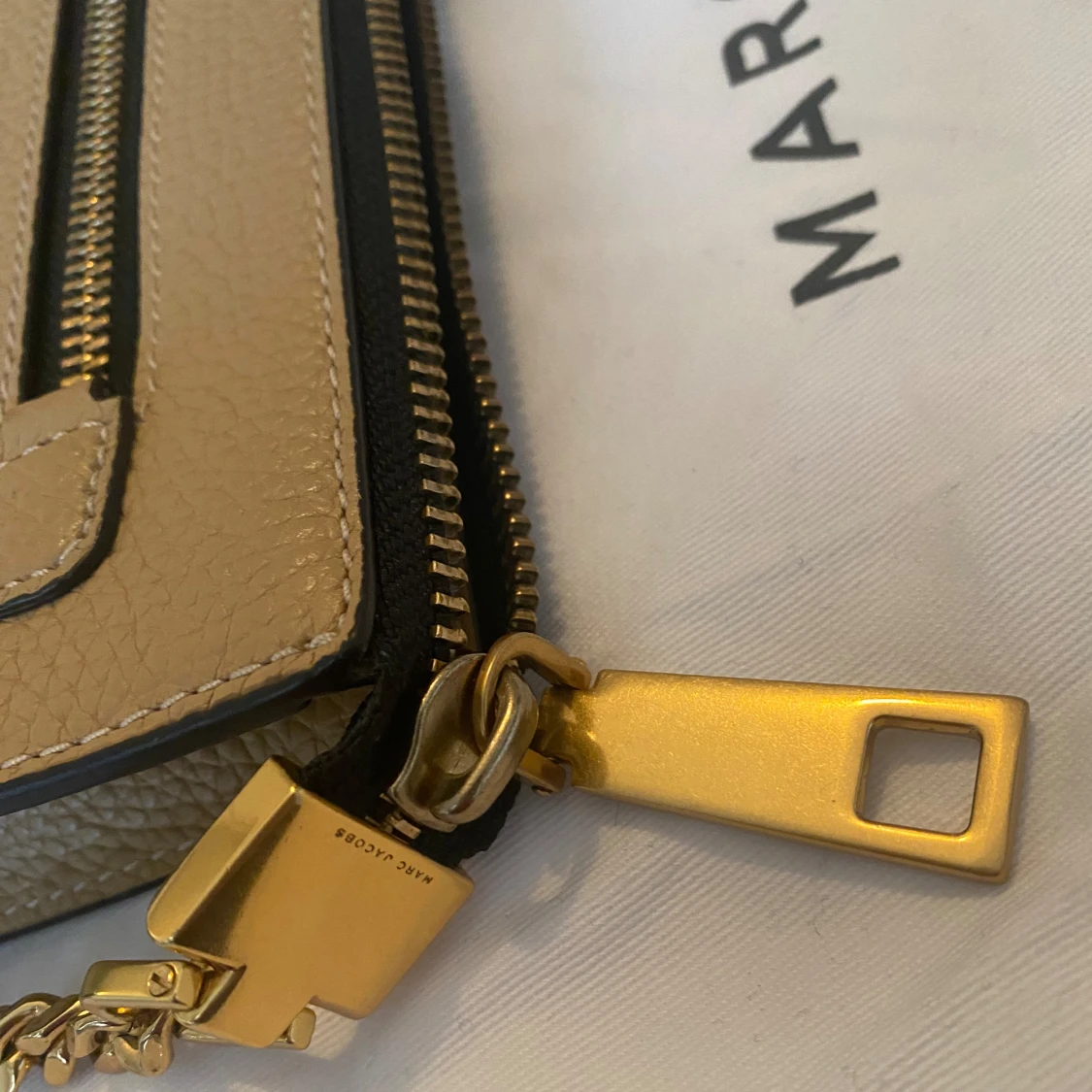 Marc Jacobs Gotham Leather/ cross body wallet   - 90