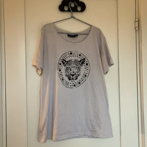 Vit tröja - Säljer denna tröja då den inte kommer till användning🩵