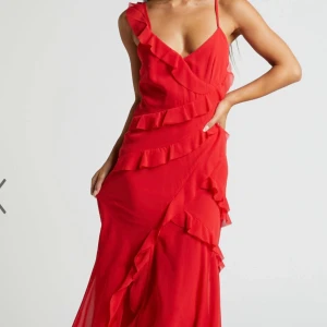 Röd långklänning  - Röd klänning perfekt till bal och bröllop. Använd en gång. Köpt från showpo