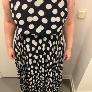 Svart och vit prickig klänning - Säljer en superfin svart klänning med vita prickar. Den är ärmlös och har en normal passform. Klänningen är gjord i ett mjukt och bekvämt material som känns skönt mot huden. Från Holly&whyte i stl M. Säljer för 179 men kan gå ner! Skriv för bilder eller övriga frågor🩵