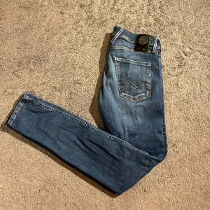 Replay Anbass Size 30 - Tja! Säljer nu dessa sköna replay jeans då jag tröttnat på dem. Otroligt soft jeans, väldigt sköna och passar till de mesta! Modellen är slim och passar den som är lite längre och åt de smalare hållet. Hör gärna av er för mer bilder eller frågor!