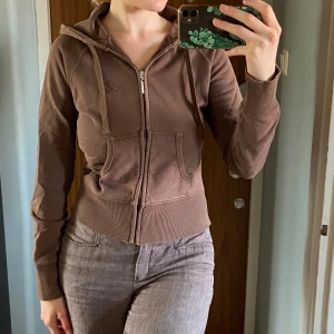 Zip hoodie - Snygg zip up hoodie men använder inte. Ger bella swan vibes. Står marwin bak vilket är märket