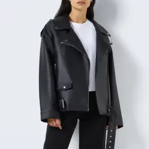 As snygg skinnjacka från vero moda. Köpt för 900 kr och ser som ny ut 