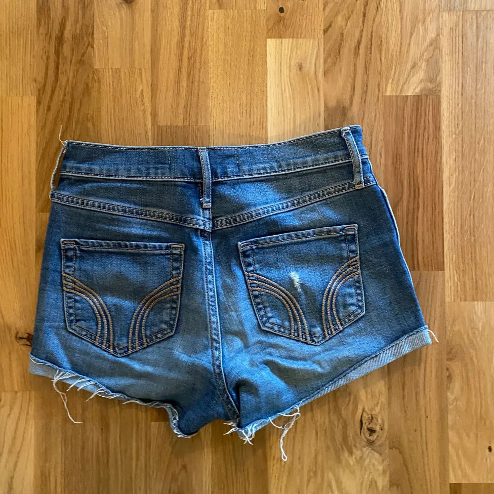 Blå jeansshorts med snygga detaljer det är amerikansk storlek (kolla sista bilden) men skulle säga att det passar typ som XS. Shorts.