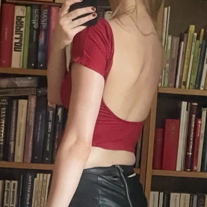 Motel rocks röd topp med öppen rygg, storlek S - Superfin t-shirt med öppen rygg. Knappt använd och i perfekt skick 