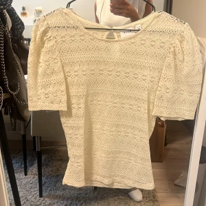 Så fin cream vit blus - Blus med spets 