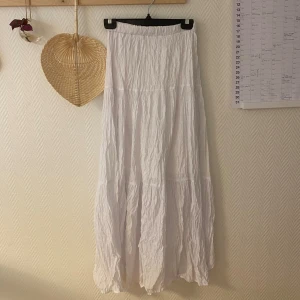 Vit långkjol - Superfin vit långkjol i bäckebölja-liknande material. Underkjol under! 