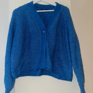 Stickad kofta - Superfin kofta i en härlig blå färg 🦋generös i storleken