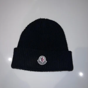Moncler mössa - Moncler mössa Oanvänd  