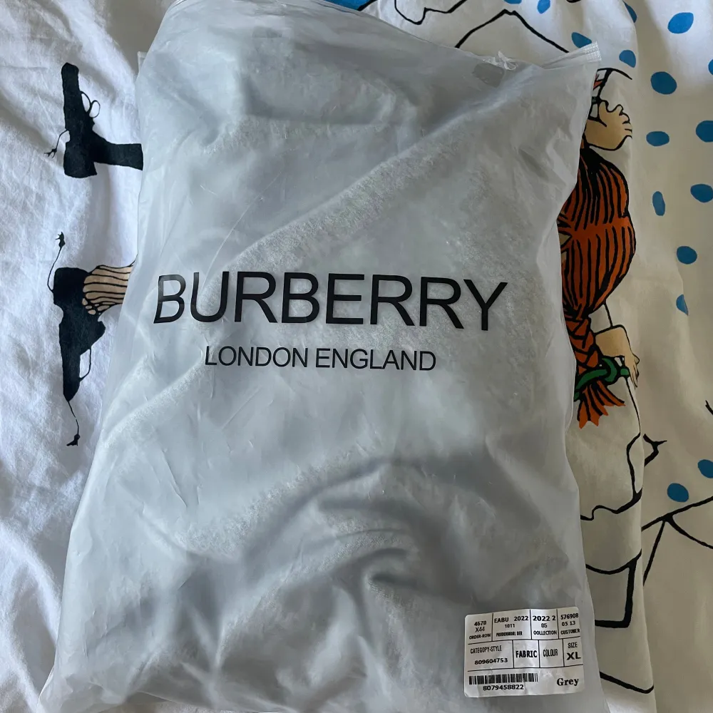 Grå Burberry zip up i storlek XL. Prislappen sitter kvar och påsen finns med.. Hoodies.