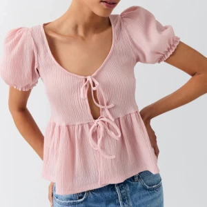 Gina tricot topp - Superfin topp från Gina Tricot. Använd 2-3 gånger. Säljer då den inte kommer till användning. Hör av dig vid fler frågor!💓  (Dåligt ljus på de två sista bilderna, ser finare ut i verkligheten)