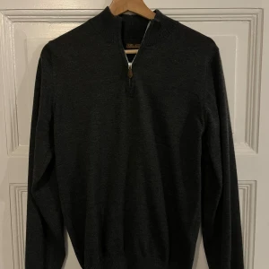 Mörkgrå tröja från Stenströms - Säljer en stilren mörkgrå tröja från Stenströms. Den har en dragkedja vid halsen och är perfekt för både vardag och lite finare tillfällen. Tröjan är i bra skick och passar perfekt till höst och vinter. Den är långärmad och har en klassisk look.