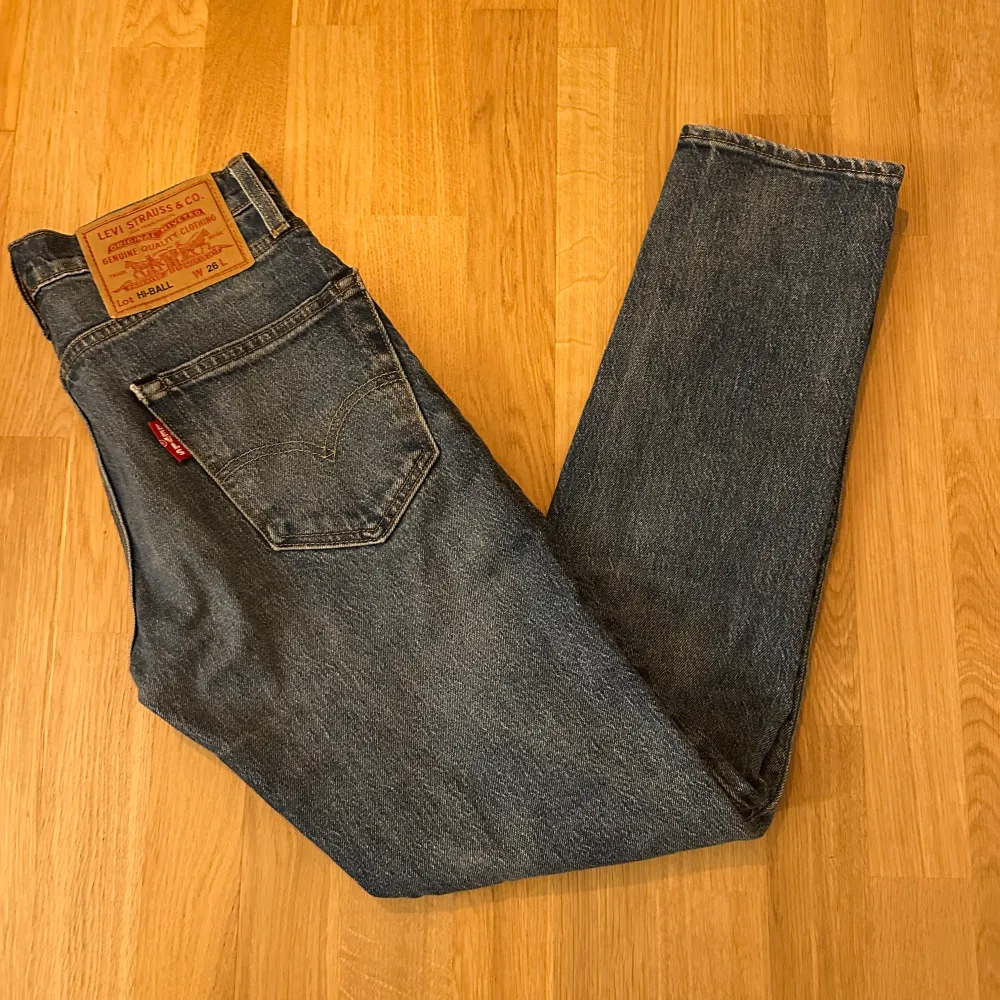 Snygga jeans från Levi's Premium.  Jeans har en rak passform och är i en mörkblå färg o lite ljusare framtill på låren. Storlek W26. Jeans & Byxor.