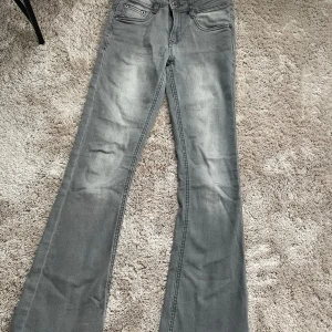 Low waist bootcut jeans 💕 - Säljer dessa superfina Low waist jeans💕 Är i storlek 24/11år 💕Superfint och använd fåtal gånger !!  Nypris 549kr  Kontakta mig om ni vill ha fler bilder 