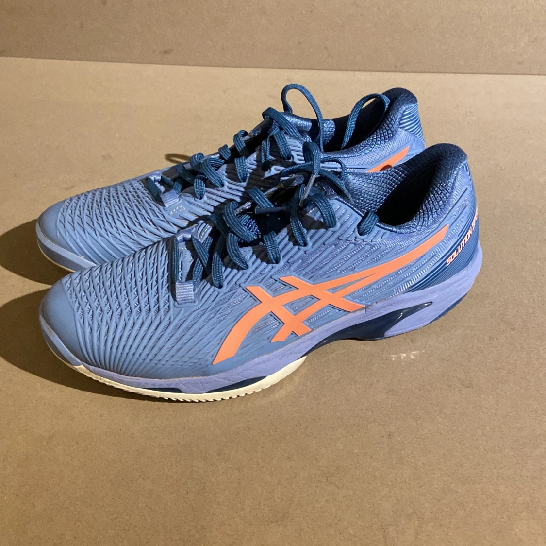 Blå och orange Asics Solution Speed FF