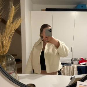 Vit kroppad kappa  - Från Gina  STORLEK M 