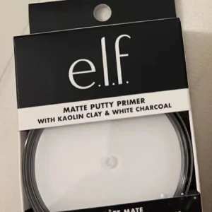 Matte Putty Primer från e.l.f. - Säljer en Matte Putty Primer från e.l.f. Den innehåller kaolinlera och vit kol för en matt finish. Perfekt för att skapa en jämn bas innan sminket. Kommer i en praktisk burk.