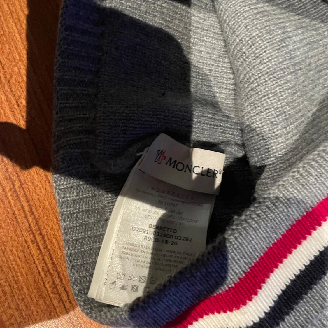 Moncler mössa  - 90