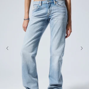 Blå jeans (arrow) från weekday -  Ett par snygga mörkblå jeans från Weekday i Modellen arrow Som Inte är använda. De är i nyskick och passar till allt❤️. W 27 L 30