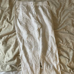 Vita linnebyxor - Säljer ett par vita linnebyxor i bra skick. De har en avslappnad passform med elastisk midja. Perfekta för sommardagar eller en avslappnad vårlook. Passar till både vardag och festliga tillfällen.