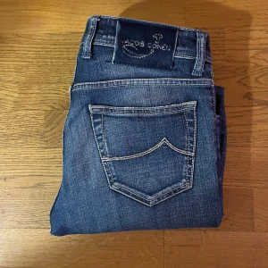 Jacob Cohen jeans - Tja! Säljer nu dessa tvär feta jacob cohen jeans i en sjukt snygg tvätt. Modell 622 vilket är den vanliga slim modellen. Storlek 31, 9/10 skick endast använt ett fåtal gånger. Skriv vid minsta lilla fundering!