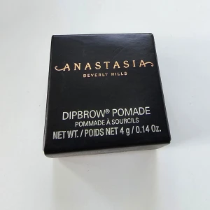 Anastasia dipbrow pomade - Anastasia dipbrow pomade i färgen medium brown, fick i julklapp men inte använt. Helt oöppnad och inte ens upptagen ur kartongen. Superbra produkt för superbra pris! 😍✨️ Kan självklart öppna kartongen och ta ut produkten för bevis på förfrågan i dm! 
