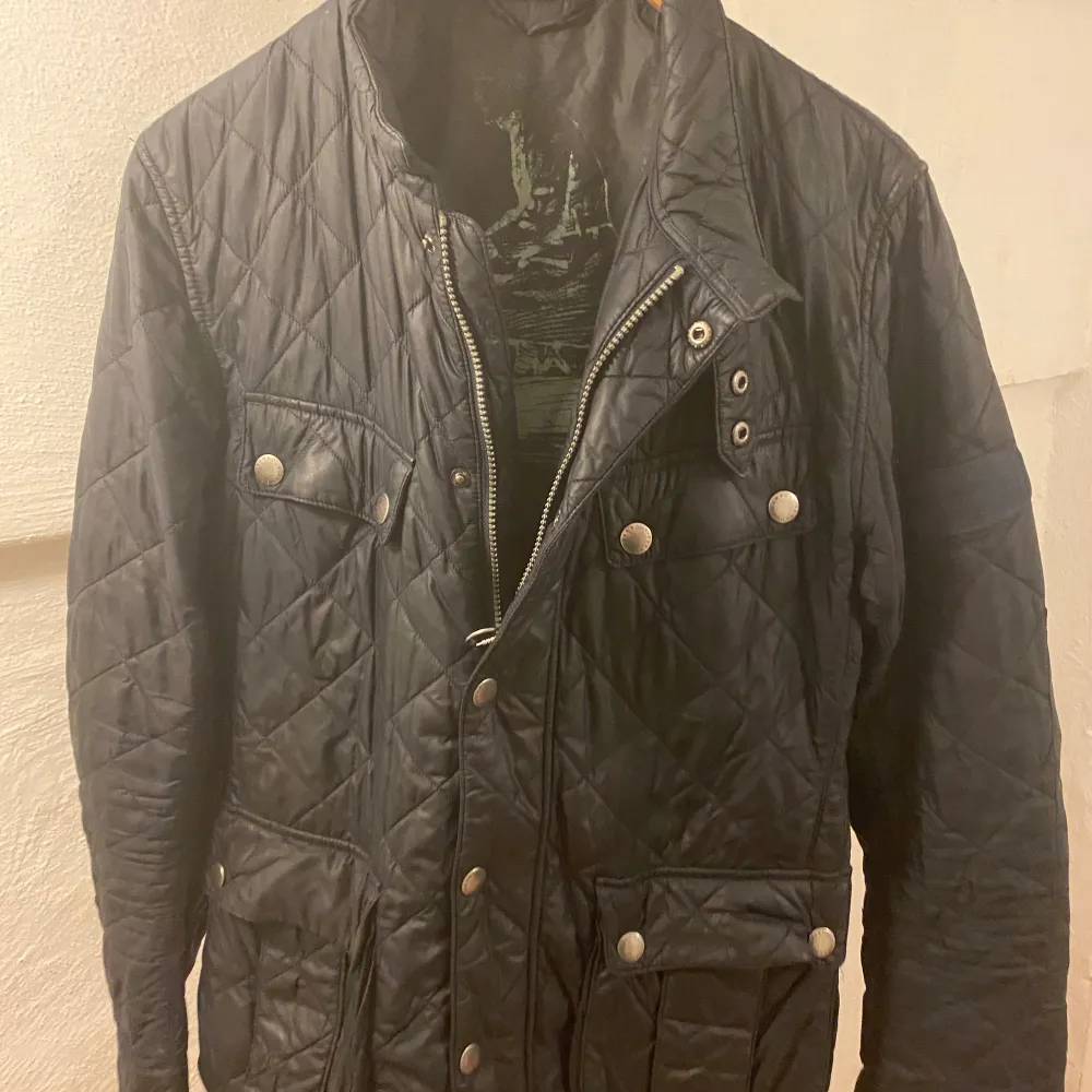 Barbour Jacka i bra skick. Storlek Medium och nypris 3199kr.  Jackan kommer från ett rök- & djurfritt hem. Kan skickas med postpaket mot förskottsbetalning om så önskas eller blocketpaket. Köparen betalar frakten. Tar Swish. Fler bilder kan skickas. Finns annonsen kvar finns tröjan kvar! Klicka på min profil nederst i annonsen så ser du alla mina annonser. Kan skicka paket med flera annonser.  Jackan har en mindre defekt skriv för fler bilder!. Jackor.