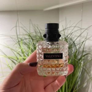 Valentino born in roma edp  - Se där jag pekar med tummen. Så mycket är kvar. 