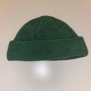 Weekday mössa grön - Beanie mössa (sotarmössa) galet snygg. Något ljusare grön i dagsljus. Sjukt snygg. Kan matchas med andra gröna plagg