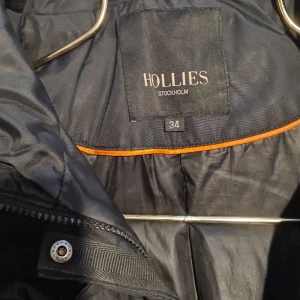 Hollies livingo - Hollies Vinterjacka – Äkta Dun & Äkta Päls  Säljer en exklusiv vinterjacka från Hollies i storlek 34.   Jackan är tillverkad i hög kvalitet med äkta dunfyllning och äkta, svart päls som ger ett lyxigt och tidlöst intryck.   Den är mycket varm och perfekt för nordiskt vinterklimat.    Märke: Hollies   Storlek: 34   Färg: Svart   Material: Äkta dun & äkta päls   Nypris: ca 4 000 kr   Pris: 1 200 kr (kan diskuteras vid snabb affär)    Jackan är i mycket fint skick och redo för nya äventyr i vinter.