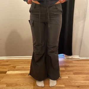 Svarta byxor med vida ben - Säljer ett par svarta byxor med vida ben och låg midja. De har en snygg passform och ett skönt material. Byxorna har fickor på sidorna och en stilren design. Perfekta för höst och vinter!