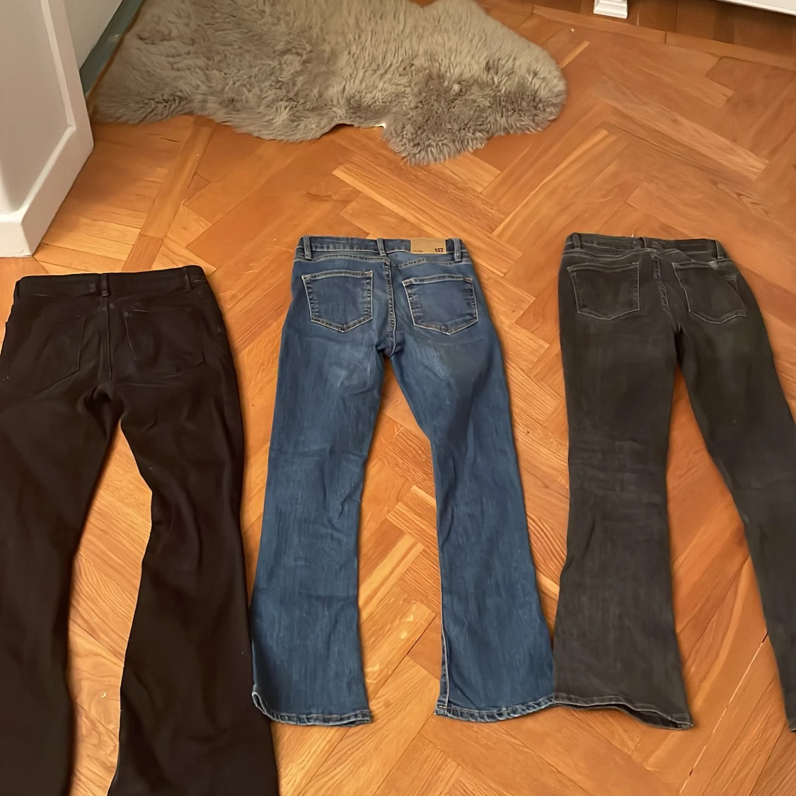Tre par bootcut jeans i olika färger  - 90