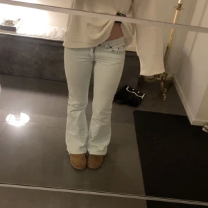 Jeans - Säljer dessa SKITSNYGGA lågmidjade bootcut jeans då dom tyvärr är försmå för mig. Inga defekter. Det står 32 i dom men jag skulle säga att dom är mer som 34 i storleken💓Kom gärna med prisförslag🥰