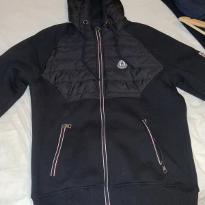 Moncler Cardigan  - Tjena säljer nu en fin moncler Cardigan, då den inte kommer till användning, Storleken är L. Den har inga fleckar eller hål  Hör av er vid funderingar ✔️