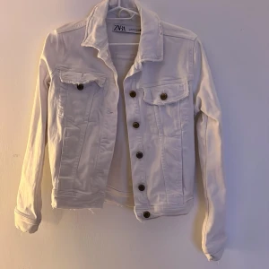 Jeans jacka  - små fläckar på baksidan därav priset ❤️