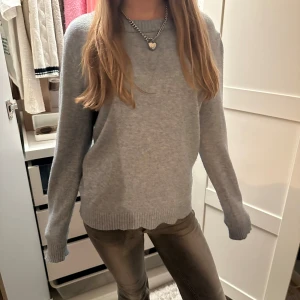 Grå/blå stickad tröja - Mysig och fin stickad tröja med skönt material. Super trendig och snygg. Men inte kommit till användning på senaste❤️priset kan diskuteras och skriv för fler bilder❤️❤️