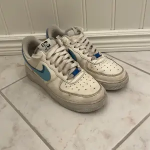 Säljer ett par klassiska Nike Air Force 1 sneakers i vitt med olika blåa detaljer. Riktigt snygga och trendiga skor i storlek 40. Skick 9/10. Nypris runt 1500 mitt pris endast 499. Pris kan diskuteras vid snabb affär. Hör av dig vid frågor och funderingar.