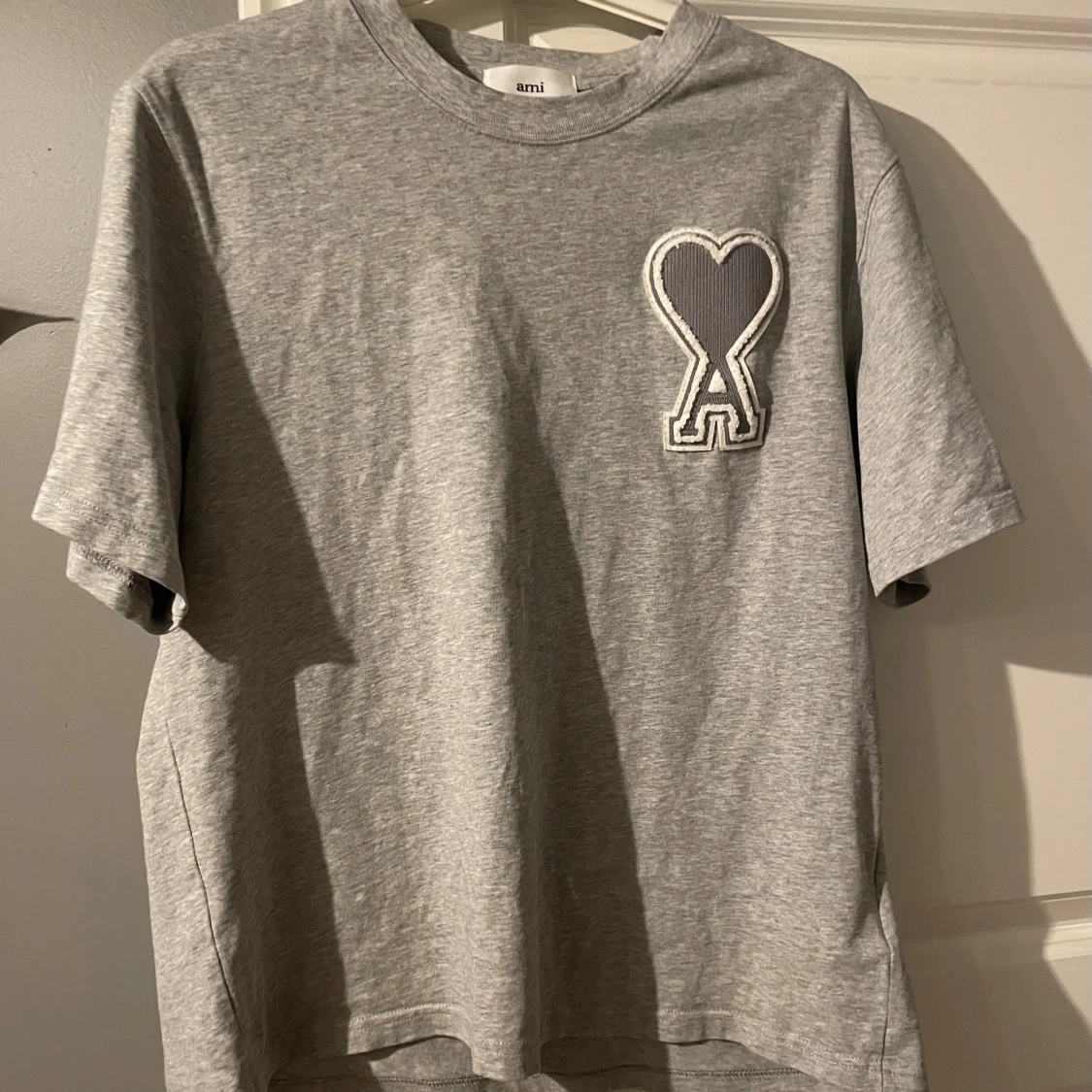 Grå t-shirt från Ami Paris