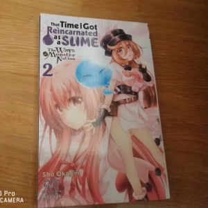 That Time I Got Reincarnated as a Slime: The Ways of the Monster Nation 2 - Jag fick denna mangan i present men jag har redan den, så jag säljer den istellet. INGA skador, inte ens läst 😂. Den här boken är andra volymen i serien 'That Time I Got Reincarnated as a Slime: The Ways of the Monster Nation'.